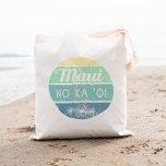 Maui No Ka Oi Vintage Typography Tygkasse<br><div class="desc">"Maui No Ka 'Oi' elak "Maui är bäst" på Hawaiianska... Och det är vår favoritö också! Visa ditt Valley Isle-pride med vår retrotypografi till väskan. Konstruktionen har "Maui No Ka Oi" i vintage med tryckt typografi på en övertoningscirkel i tropiska skuggor av gult, turkos och blått med en gruppering av...</div>