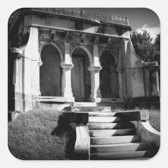 Mausoleum på backe fyrkantigt klistermärke (Framsida)