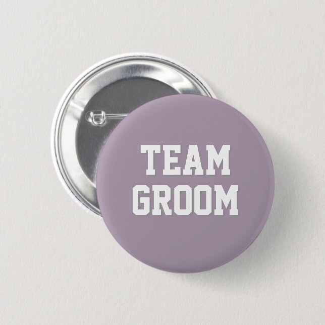 Mauve Atletiska Bokstäver Team Groom Knapp (Framsida & baksida)