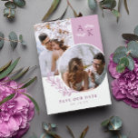 Mauve Greenery - överlappande foton spara datumet<br><div class="desc">Spara datumkortet i vitt och framåt med initialer,  överlappande foton och grön med ren elegant typsnitt. Spara datumkortet med ett modernt utformat personlig med ditt monogram och foton,  två på ena sidan och ett på den andra.</div>