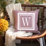 Mauve och White Classic Square Monogram Kudde<br><div class="desc">Utforma din egen anpassningsbar dekorativ kudde i vilken kombination som helst av färg för att perfekt samordna med din hemdekoder i vilket rum som helst! Använda verktyg om du vill ändra färg och färg på kvadraten i gräns eller lägga till en egen text som innehåller namn, initialer eller annan speciell...</div>