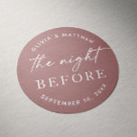 Mauve Rehearsal Dinner | Fall bröllopsnatt före Runt Klistermärke<br><div class="desc">Tillsätt en varm, romantisk beröring till din repetitionsmiddag med den här milda runda klistermärket med frasen "Natten före". Den mjuka bakgrunden gör det till perfekt för fallbröllop, särskilt när den paras med rik säsong-toner som rost, terracotta eller sage. Oavsett om du planerar en boho, rustik eller modern höst-firande, är den...</div>