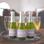 Mauve Stylized Script Bröllop Bridesmaid<br><div class="desc">Självhäftande etiketter för bröllop minismousserande vin flaskor som har ett trendig ovanför färg tillsammans med "Bridesmaid" tryckt i vitt,  stiliserat skript. En underbar idé när du lägger ut dina brudtärnor och planerar för en bachelorette-fest!</div>