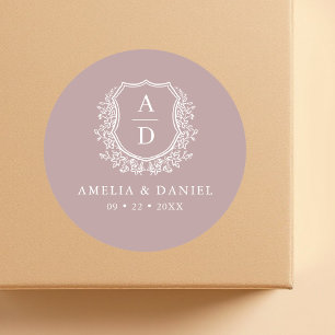 Mauve Vapensköld Modern Monogram Bröllop Runt Klistermärke