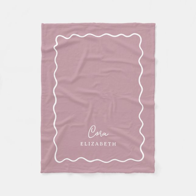 Mauve Wavy Border Monogrammed Fleecefilt (Framsidan)