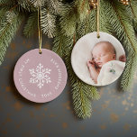 Mauve Winter Snowflake First jul Photo Julgransprydnad Keramik<br><div class="desc">Keramisk helgdag är en ornament personlig med din baby-bild och anpassningsbar "Min första jul". Den här enkla, moderna helgdag har en vit snöflake med dammig rosa bakgrund. Använda designen verktyg om du vill välja färg som bakgrund, redigera typsnitt och färger och lägga till egna foton för att skapa dina egna...</div>