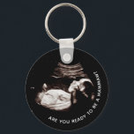 MawMaw Sonogram Gravid Announcement Nyckelring<br><div class="desc">Gravid Sonogram Ultraljudsfoto Ny mamma-nyckelkedja kan anpassas helt efter dina behov kostym. © Gorjo Designs. Gade åt dig via Zazzle-plattformen. // Obs! Fotot som används är endast en platshållarbild. Du måste byta ut det mot ett eget foto innan du beställer eller skriver ut det. Kontakta mig om du behöver hjälp...</div>