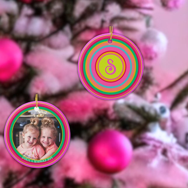 Maximal färgstark monogramfoto av Bright Rand Mono Julgransprydnad Keramik (Colorful strioed monogram photo ornament personalized with names and years. Pinks, greens, orange, r)