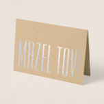 Mazel Tov! Snyggt Modern Minimalistisk typografi Folierat Kort<br><div class="desc">Maxel Tov! Ge är en snyggt med grattisar och bästa önskemål med ett helt enkelt hopfällt kort för folie av silver i elegant. Alla formuleringar i den här mallen är enkla att anpassa eller ta bort, och typsnitt kan anpassas med Zazzle-designen verktyg. Den moderna minimalistiska formgivningen har en verklig metallisk...</div>