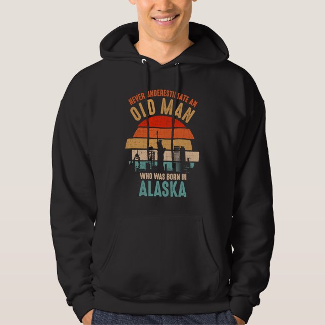 mb Never Underestimate An Old Man Born In Alaska Hoodie (Framsida)