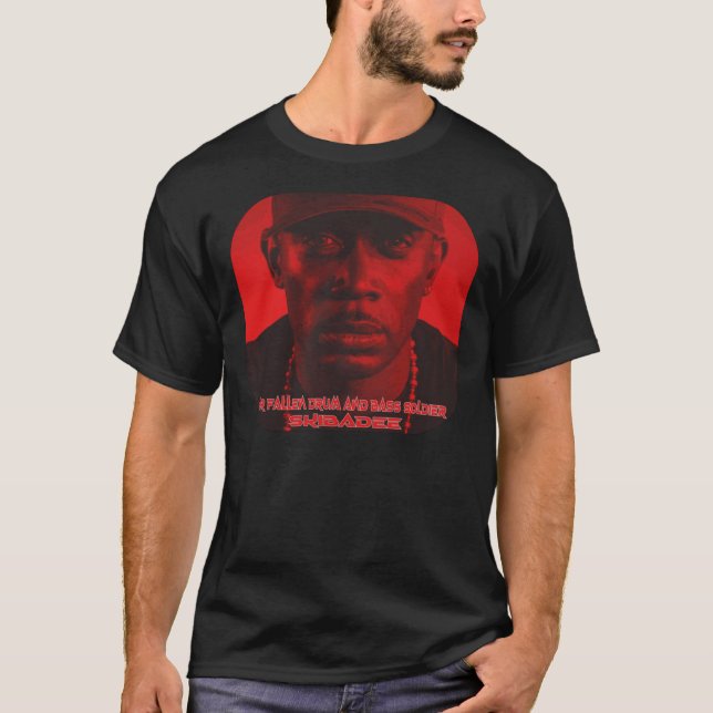 MC Skibadee. Vår Fallen Drum och Bass Soldier. RIE T Shirt (Framsida)