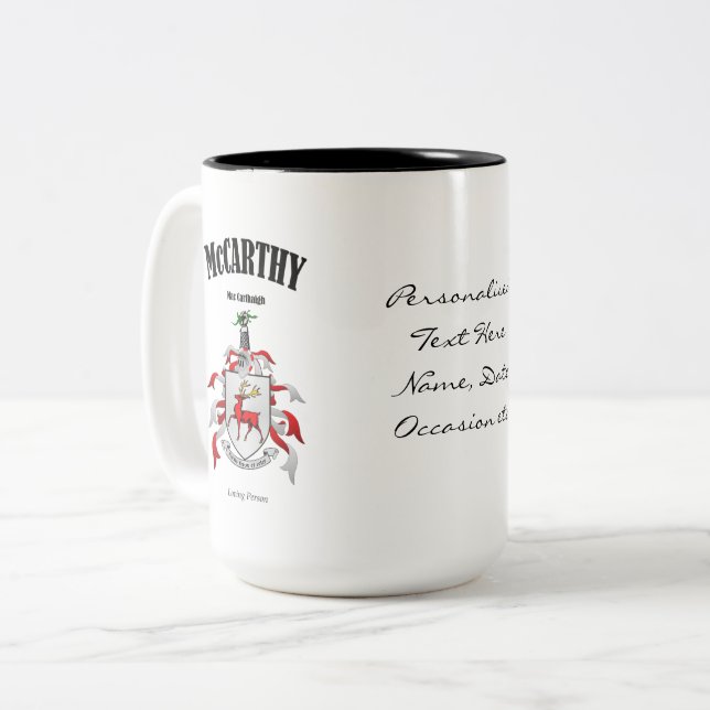 McCarthy Family Crest, översättning och mening Två-Tonad Mugg (Framsida vänster)