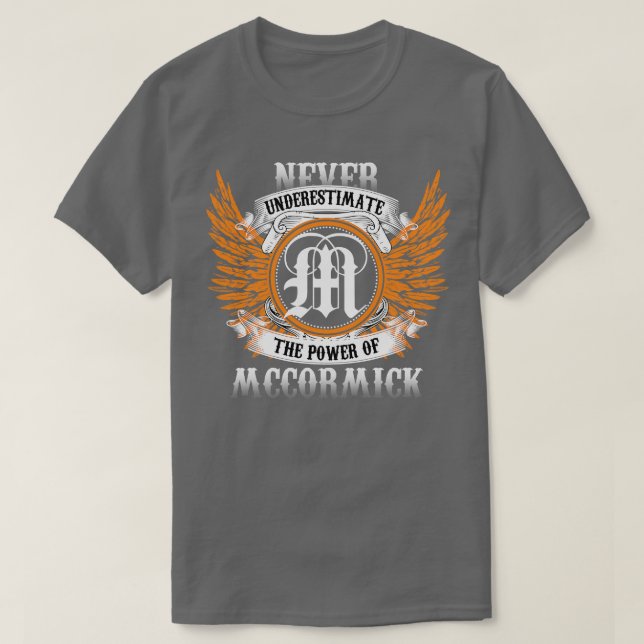 McCormick Namn Shirt underskattar aldrig kraften T Shirt (Design framsida)