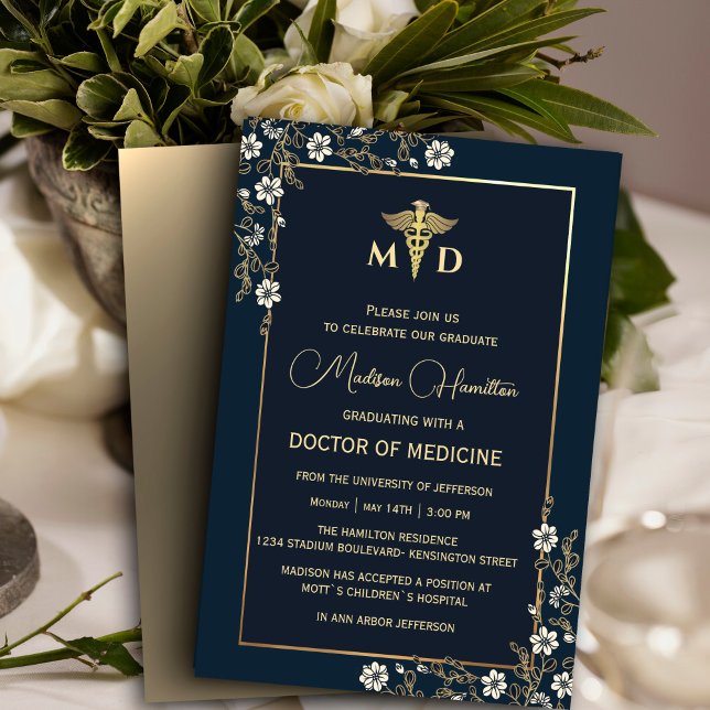 MD Doktor i Blommigten Medicine Navy Blue och Guld Inbjudningar (Elegant Navy Blue and Gold Doctor of Medicine Graduation Party Invitation #graduate #navyandgold)