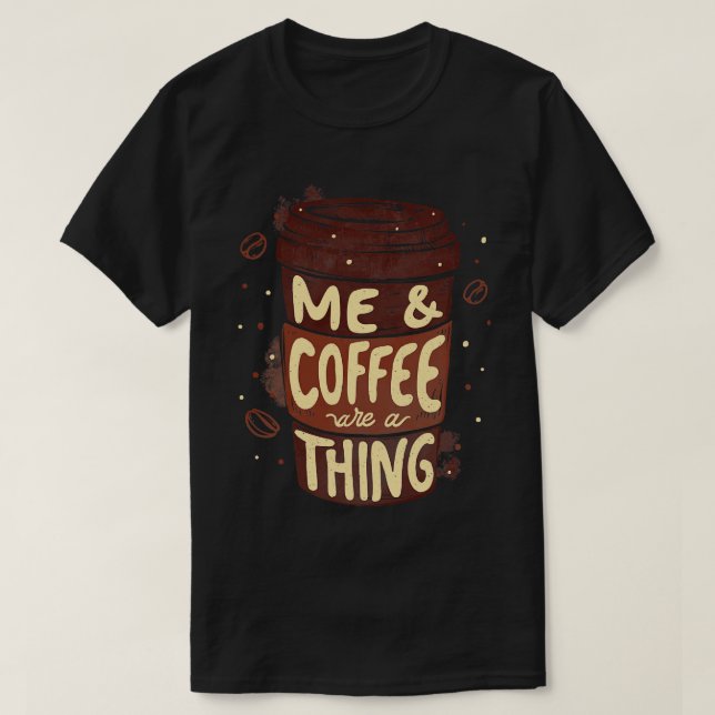 Me Coffee Is a by Tobe Fonseca T Shirt (Design framsida)