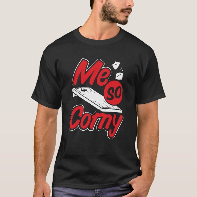 Me So Corny Cornhole T Shirt (Framsida)