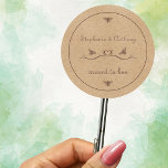 Meant to Bee Personlig Rustic Bee Bröllop Runt Klistermärke<br><div class="desc">Lägg till en charmerande beröring till dina bröllopsfavoriter med vår "Meant to Bee"-dekal! Den här klisterlappen är papper i faux-kraft och utsätter en rustik och traditionell vibe som är perfekt för alla bröllop-teman. Den minsta designen har fina bin och gör det möjligt att anpassa sig till bröllop parets namn, skapar...</div>