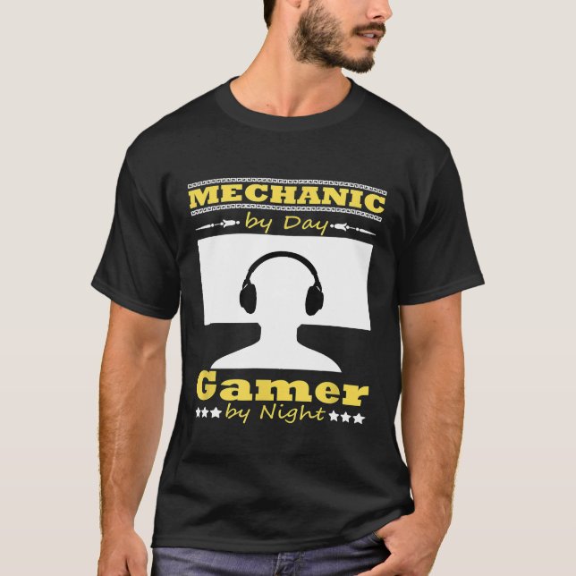 Mechanic By Day Gamer By Night Headset Present T Shirt (Framsida)