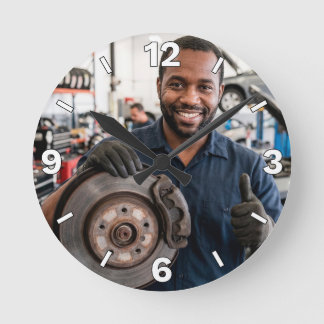Mechanic Holding Car Brake Rotor Garage Decor Rund Klocka