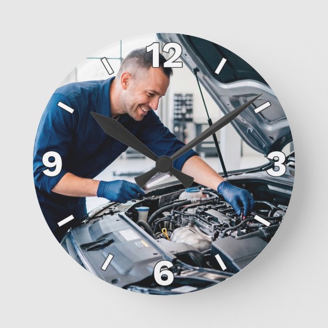 Mechanic Inspecting Car Engine Garage Decor Rund Klocka (Framsida)