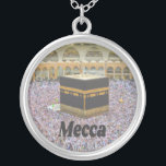 Mecka Saudiarabiens semesterstad, Kaaba Silverpläterat Halsband<br><div class="desc">Mecca Saudiarabiens semesterstad Kaaba Masjid al-Haram,  moskén i Helig,  omger Kaaba (den kubikstruktur som är mest präglad av islam i trasa).  Det är fyllt av muslimer eftersom de är de enda som tillåts komma in när de gör sin årliga pilgrimsfärd som heter Hajj.</div>