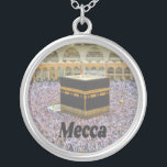 Mecka Saudiarabiens semesterstad, Kaaba Silverpläterat Halsband<br><div class="desc">Mecca Saudiarabiens semesterstad Kaaba Masjid al-Haram,  moskén i Helig,  omger Kaaba (den kubikstruktur som är mest präglad av islam i trasa).  Det är fyllt av muslimer eftersom de är de enda som tillåts komma in när de gör sin årliga pilgrimsfärd som heter Hajj.</div>