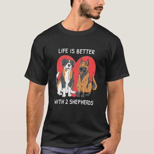 Med 2 Shepherds Aussie tysk schäferhund T Shirt (Framsida)
