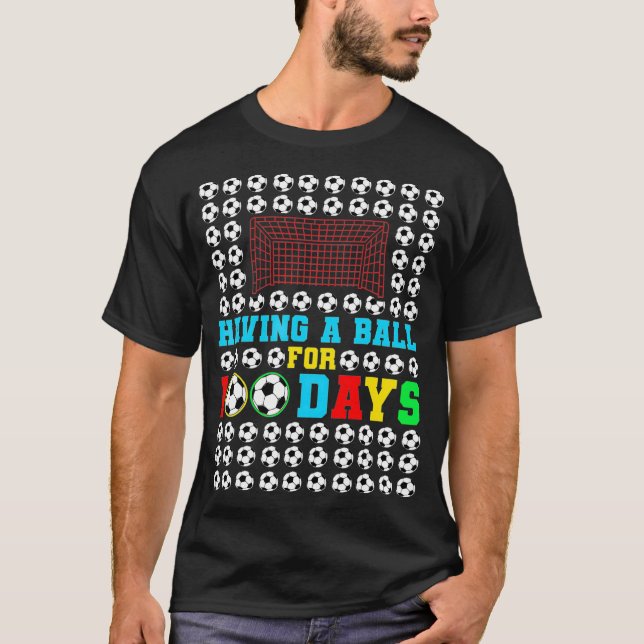 Med Boll i 100 dagar, en fin kids-kikare  T Shirt (Framsida)