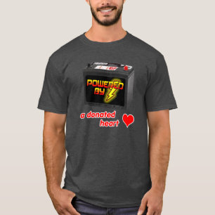 Med en donerad t-shirt av hjärtat