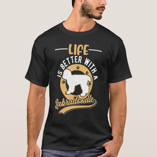 Med En Labradoodle T Shirt (Framsida)