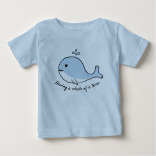 Med en val av tidblått t shirt