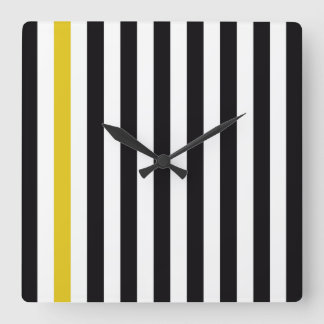 Med Gult Rand Fyrkantig Klocka