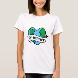 Med hennes miljövänliga Icon Lycklig Earth Clipa T Shirt