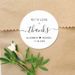Med Kärlek Bröllop Tack Runt Klistermärke<br><div class="desc">Chic tack för dina bröllopsmottagningar och tack för dina kort med "Med Kärlek   tack" i enkel modern typografi och ett elegant skript med dekorationer,  ditt första namn gick med ihop av ett hjärta och ditt bröllop-datum.</div>