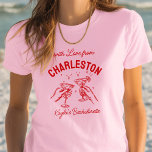 Med Kärlek från [din stad] Anpassningsbar Bachelor T Shirt<br><div class="desc">Skål för dig! Roligten "Med Kärlek från"-destinationsgaranti med klinkmartinis,  perfekt för bridgruppen,  anpassningsbarnas keepsak och matchande bachelorette Party stil.</div>