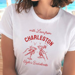 Med Kärlek från [din stad] Anpassningsbar Bachelor T Shirt<br><div class="desc">Skål för dig! Roligten "Med Kärlek från"-destinationsgaranti med klinkmartinis,  perfekt för bridgruppen,  anpassningsbarnas keepsak och matchande bachelorette Party stil.</div>