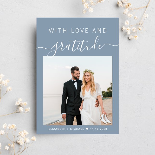 Med Kärlek och Gratitude Photo Dusty Blue Bröllop Tack Kort (Celebrate your love story with a thank you card showcasing your favorite wedding day photo)