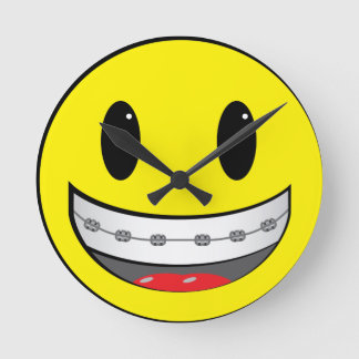 med klamrar rund klocka