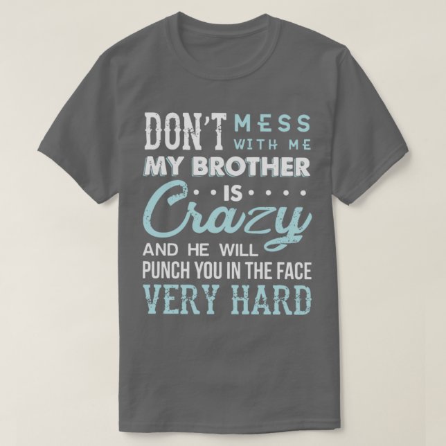  med mig min bror är galen. t shirt (Design framsida)