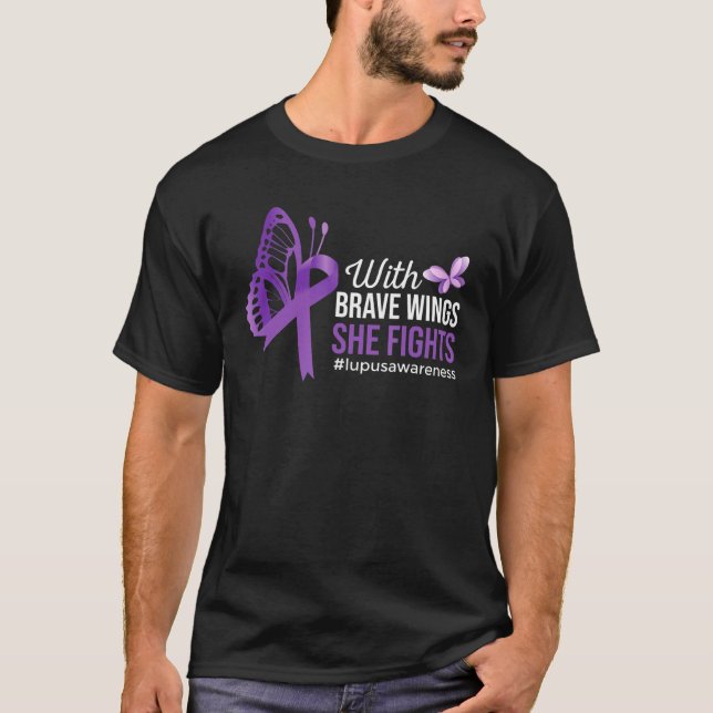 Med Modigt Vingar bekämpar hon Lupus Awareness But T Shirt (Framsida)