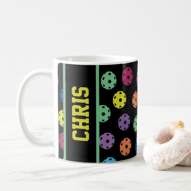 Med namn Pickleball: fler picklebollar på svart C Kaffemugg (Med munk)