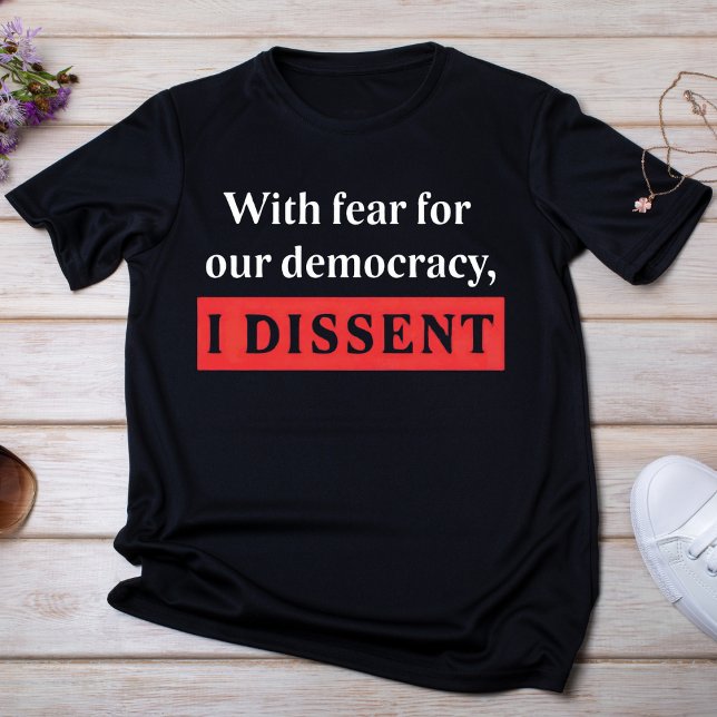 Med rädsla för vår demokrati motsätter jag mig t shirt (Skapare uppladdad)