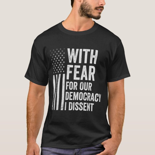 Med rädsla för vår demokrati tar jag avstånd från  t shirt (Framsida)