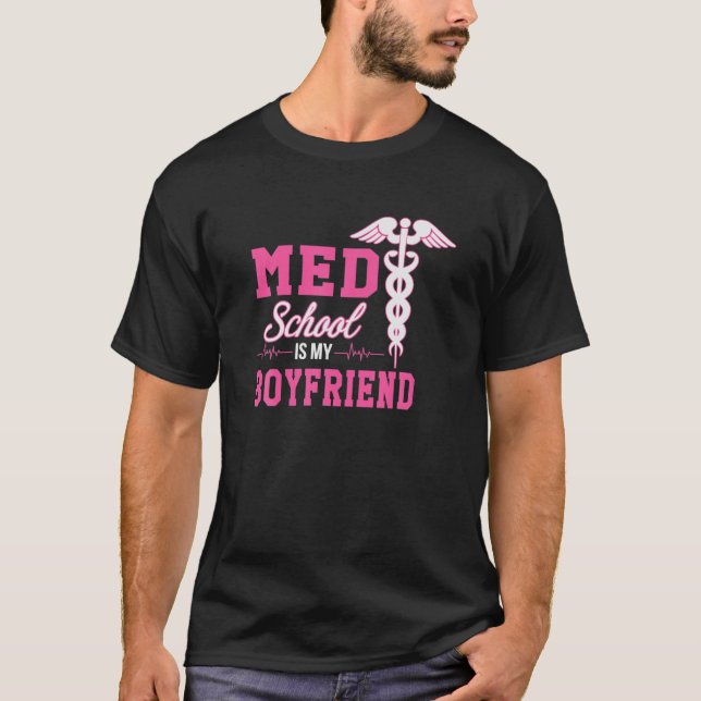 Med School är min pojkvän framtida Doktor premed S T Shirt (Framsida)