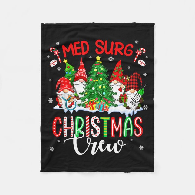 Med Surg Christmas Crew Group Gnomes Decorating Xm Fleecefilt (Framsidan)