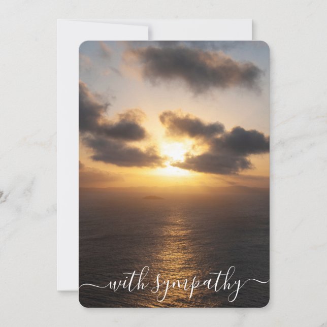 Med sympati solnedgång över kondoleansen i oceanen (Framsida)