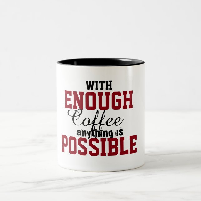 Med tillräckligt med kaffe är allt möjligt lustigt Två-Tonad mugg (Center)
