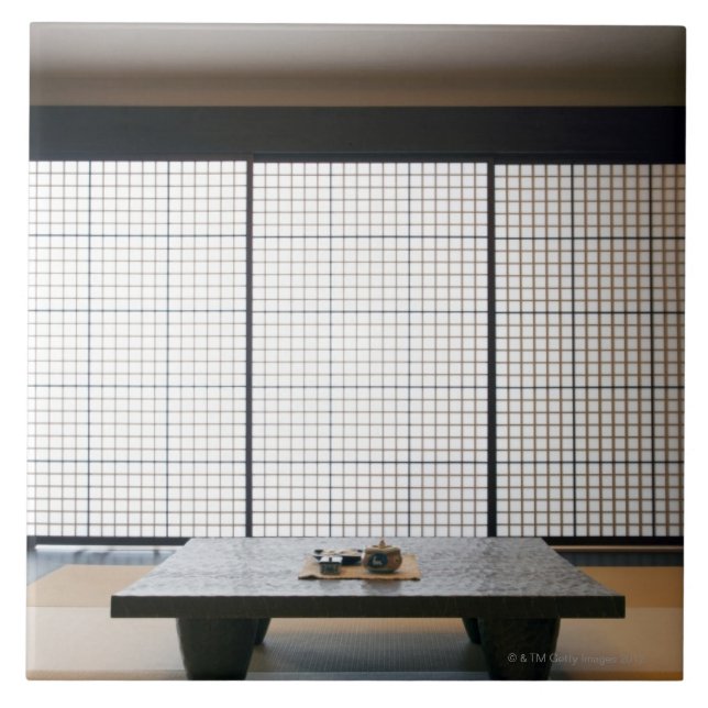 med träbord och modern stiltatami: kakelplatta (Framsidan)