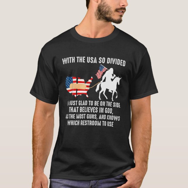 Med USA så splittrad är jag glad att vara på T Shirt (Framsida)