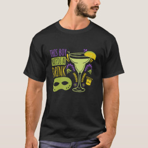 Medan denna pojke behöver en drink New Orleans och T Shirt